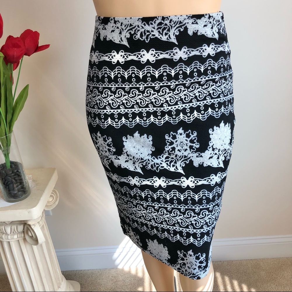 🛍️2/$20 Geometric Black & White Plus Size Pencil Skirt